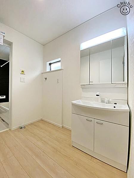 窓もあり風通しのよい洗面脱衣室　鏡の裏にたくさんの小物をしまえる全収納タイプの洗面台です！収納力と機能性に優れた使いやすい設備で、朝の慌ただしい時間でも身支度を快適スムーズに行えます！