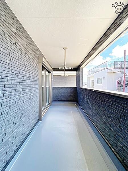 建物の内側に設置されるインナーバルコニーは、天候の影響を受けにくく、急な雨でも洗濯物が濡れにくくなり安心です！お洗濯だけでなく、ちょっとしたリラックスができるゆとりある空間になりそうです！