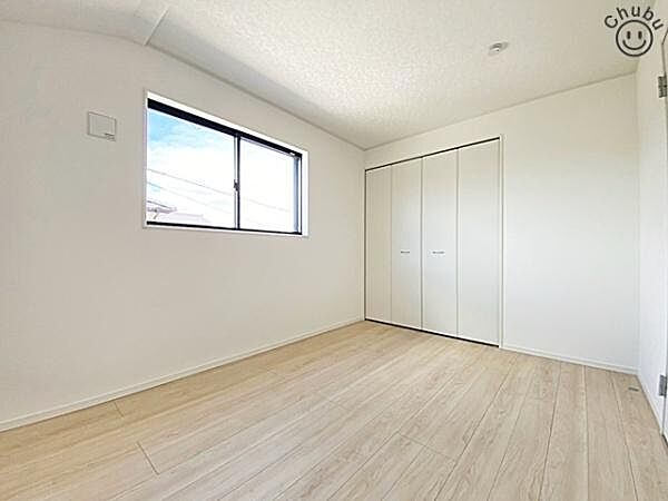 家族一人ひとりにあわせたプライベートな空間。充分な広さとクローゼットを設置したお部屋はお子様の成長を促します！お子様の成長を支える、勉強や好きなことに没頭する学びの空間にピッタリです！