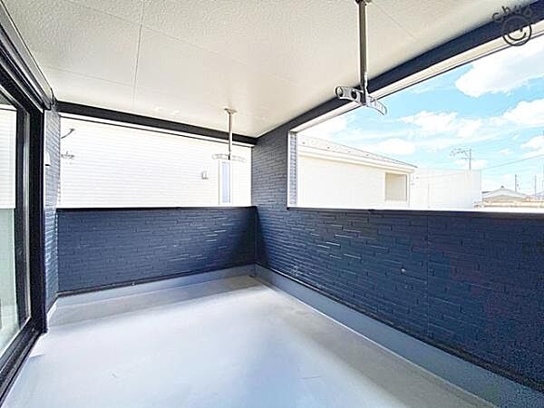 建物の内側に設置されるインナーバルコニーは、天候の影響を受けにくく、急な雨でも洗濯物が濡れにくくなり安心です！お洗濯だけでなく、ちょっとしたリラックスができるゆとりある空間になりそうです！