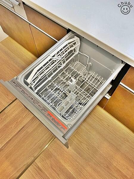 食器洗い乾燥機　食後の家事負担軽減だけでなく節水にも役立ちます！空いた時間をほかの家事にあてることが可能です。 食洗機は食器を洗いながら庫内も洗っているので、使用後のお手入れに手間がかかりません。