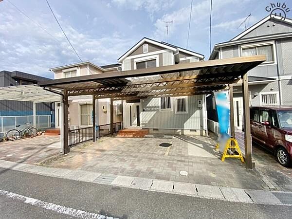 お車は2台駐車可能(車種による)！ぜひ現地にて、実際の建物・駐車・環境・街並み・日当たりなどなどご確認ください！平日・お仕事帰りなど、いつでもご案内できますので、お気軽にお問い合わせください！