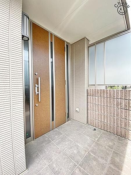 雨の日に安心な屋根付きの玄関ポーチ　上質感漂う玄関へのアプローチ。流行に左右されず、将来にわたって価値が継続する「上質」な佇まい。暮らしを豊かにしてくれる住空間を実現しております！