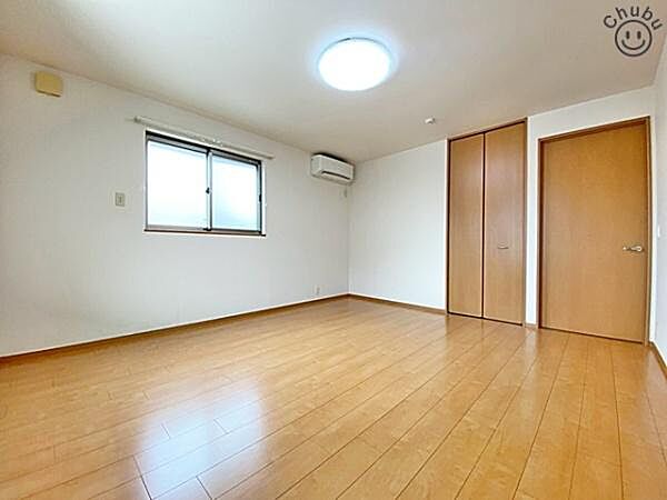 各居室に収納付きです！暮らしやすさを大きく左右する収納を、しっかりと配置しお部屋を最大限広くご活用できるよう工夫しております！通風と採光を考慮した居室空間をより広々と使えます！