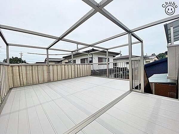 陽当りの良い広々としたルーフバルコニーは様々な利用が可能です。アウトドアチェアを置けばホッと一息つける空間にも変わります！