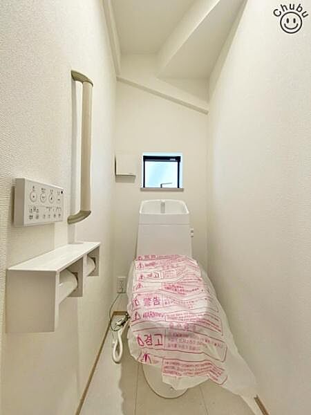 スタンダードな手洗いタンク一体型トイレ！いつも清潔にお使いいただけるよう温水洗浄暖房便座付きのため、快適な毎日を送ることができます！トイレは2ヶ所あるので、忙しい朝の混雑時もスムーズなため大活躍！