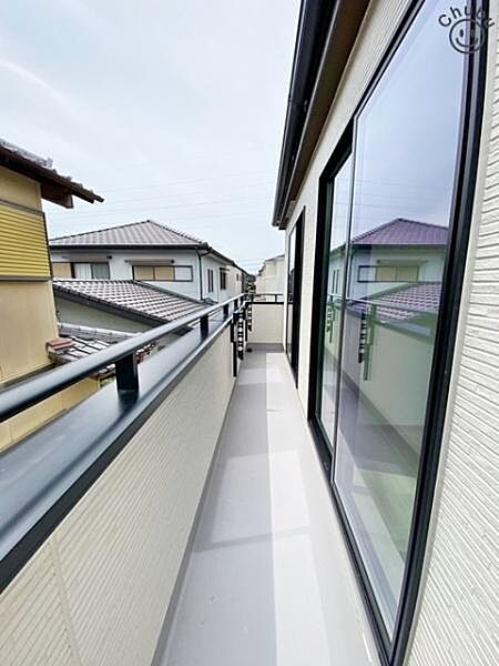 日当たりも良く、毎日のお洗濯が楽しくなりそうなバルコニー！広々しているため家族分の洗濯物もしっかり干せます。お布団も手軽に干せていつもポカポカ陽気に包まれます。洗濯物も早く乾きそうです！