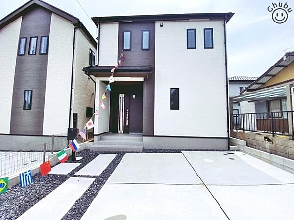 お車は2台駐車可能(車種による)！ぜひ現地にて、実際の建物・環境・街並み・日当たりなどなどご確認下さい！平日・お仕事帰りなど、いつでもご案内できますので、お気軽にお問い合わせ下さい！