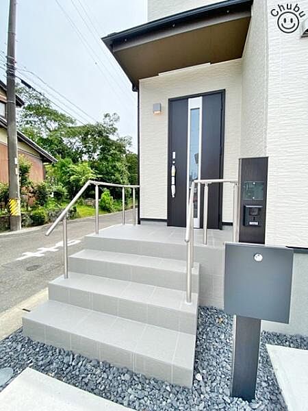 雨の日に安心な屋根付きの玄関ポーチ　上質感漂う玄関へのアプローチ。流行に左右されず、将来にわたって価値が継続する「上質」な佇まい。暮らしを豊かにしてくれる住空間を実現しております！