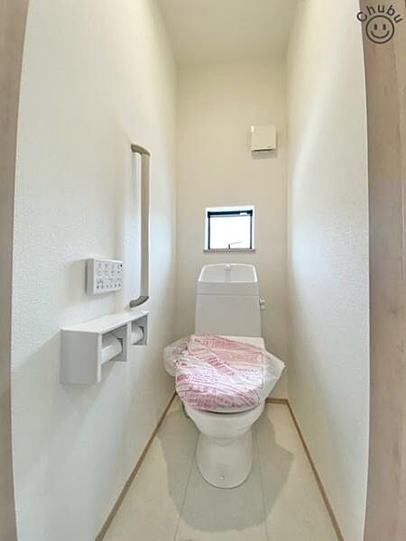 スタンダードな手洗いタンク一体型トイレ！いつも清潔にお使いいただけるよう温水洗浄暖房便座付きのため、快適な毎日を送ることができます！トイレは2ヶ所あるので、忙しい朝の混雑時もスムーズなため大活躍！