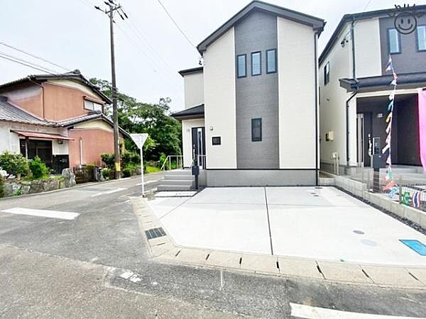 お車は2台駐車可能(車種による)！ぜひ現地にて、実際の建物・環境・街並み・日当たりなどなどご確認下さい！平日・お仕事帰りなど、いつでもご案内できますので、お気軽にお問い合わせ下さい！