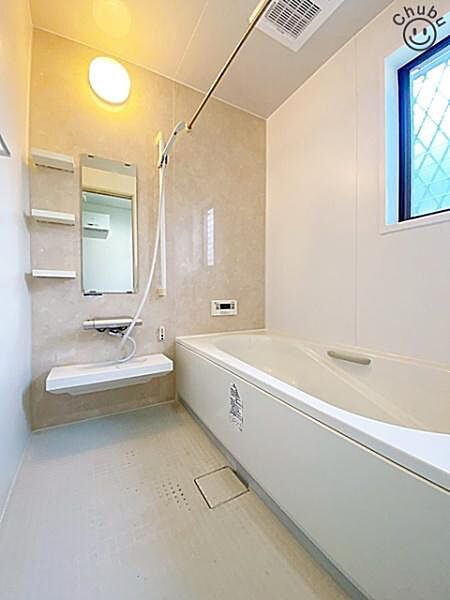 追い炊き機能つきなので帰宅時間のバラバラなご家庭でもみんなが温かいお風呂に入れます。ゆったり入れる浴槽は一日の疲れを癒してくれる場所です！
