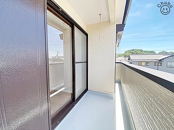 日当たりも良く、毎日のお洗濯が楽しくなりそうなバルコニー！広々しているため家族分の洗濯物もしっかり干せます。お布団も手軽に干せていつもポカポカ陽気に包まれます。洗濯物も早く乾きそうです！