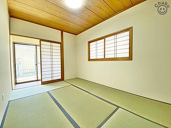 独立した和室は2世帯をご検討中の方にもオススメです。突然の来客にも独立したお部屋は活躍します。大きめの収納もありますので、収納力もしっかり確保しています！