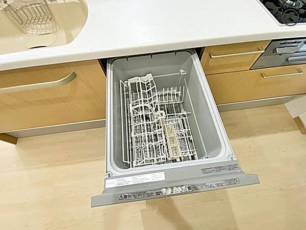食器洗い乾燥機　食後の家事負担軽減だけでなく節水にも役立ちます！空いた時間をほかの家事にあてることが可能です。 食洗機は食器を洗いながら庫内も洗っているので、使用後のお手入れに手間がかかりません。