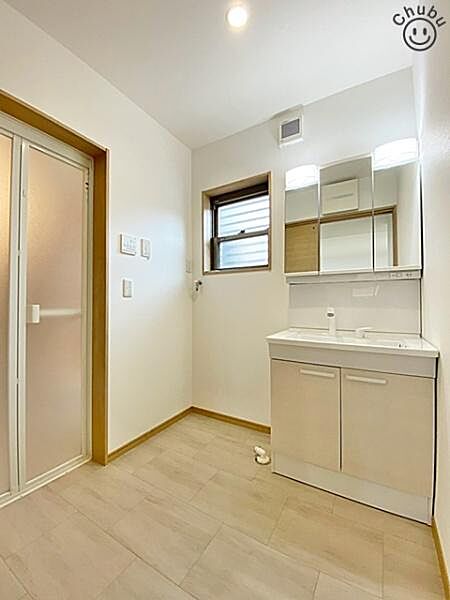 洗面脱衣室　鏡の裏にたくさんの小物をしまえる全収納タイプの洗面台です！収納力と機能性に優れた使いやすい設備で、朝の慌ただしい時間でも身支度を快適スムーズに行えます！
