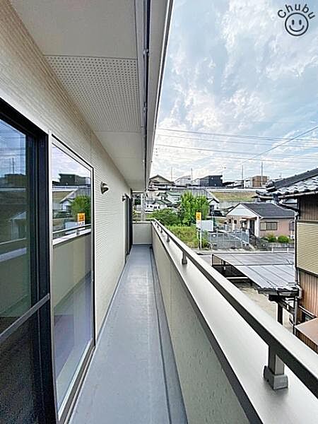 日当たりも良く、毎日のお洗濯が楽しくなりそうなバルコニー！広々しているため家族分の洗濯物もしっかり干せます。お布団も手軽に干せていつもポカポカ陽気に包まれます。洗濯物も早く乾きそうです！