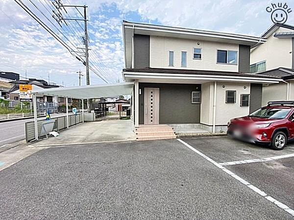 お車は2台駐車可能(車種による)！ぜひ現地にて、実際の建物・駐車・環境・街並み・日当たりなどなどご確認ください！平日・お仕事帰りなど、いつでもご案内できますので、お気軽にお問い合わせください！
