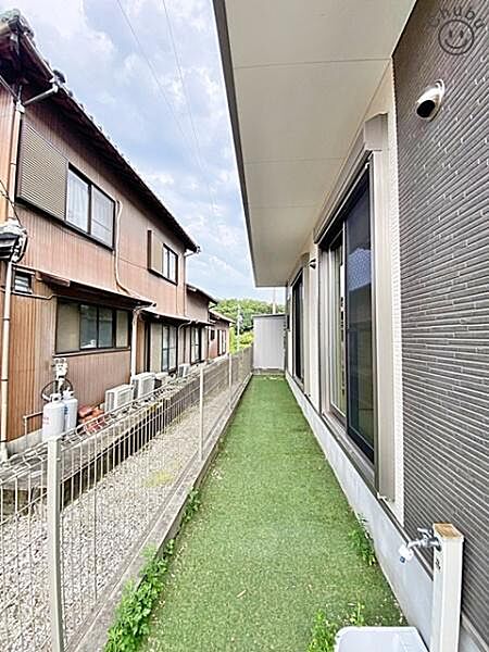 お庭はお子様の遊び場にもピッタリ！自宅なら安心です。ペットの日光浴やグリーンを育てたり、日当たりの良いお庭は様々な利用が可能です。アウトドアチェアを置けばホッと一息つける空間にも変わります！