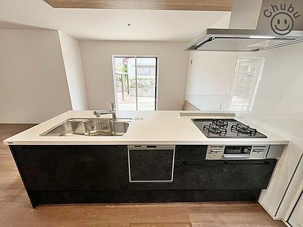 家族のコミュニケーションが生まれる対面式のオープンキッチンです！大型スライド収納付きで、すっきり片付けやすいキッチン。食後の家事負担を減らしてくれる食器洗い乾燥機も搭載！床下収納もついています！