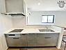 キッチン：スライド収納タイプのシステムキッチンで収納量が豊富！家族と一緒にお料理することができるゆったりしたキッチンスペースです！キッチンまわりは動きやすさを重視した導線でスムーズな家事の手助けになります！