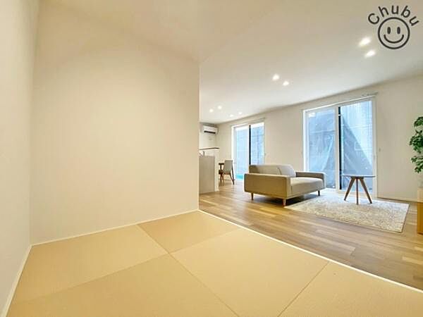リビングに隣接したタタミコーナーは小さなお子様の遊び場やお昼寝スペース、洗濯物を畳んだりとミセスコーナーとしても使えます。来客時の客室としても利用できるため、あると便利な使い勝手の良い空間です！