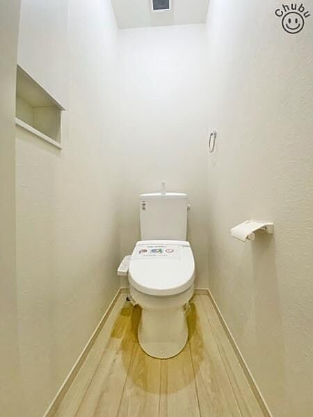 スタンダードな手洗いタンク一体型トイレ！いつも清潔にお使いいただけるよう温水洗浄暖房便座付きのため、快適な毎日を送ることができます！