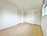子供部屋：家族一人ひとりにあわせたプライベートな空間。充分な広さとクローゼットを設置したお部屋はお子様の成長を促します！お子様の成長を支える、勉強や好きなことに没頭する学びの空間にピッタリです！