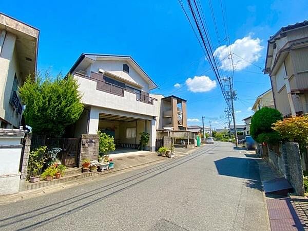 前面道路は車通りも少なく、周辺は閑静な住宅街です