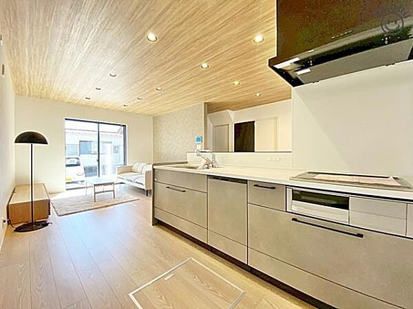 LDK　窓から明るい光の差込む開放的なリビングは、家族で過ごしやすい「憩いの空間」を作り出してくれます。風通しも良く、家族団欒の時間が増えそうな空間です。※家具・調度品は価格に含まれません。