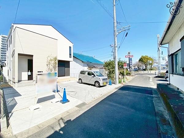 接道：南東側公道約3.3ｍ　ぜひ現地にて、実際の建物・駐車・環境・街並み・日当たりなどなどご確認ください！平日・お仕事帰りなどいつでもご案内できますので、お気軽にお問い合わせください！