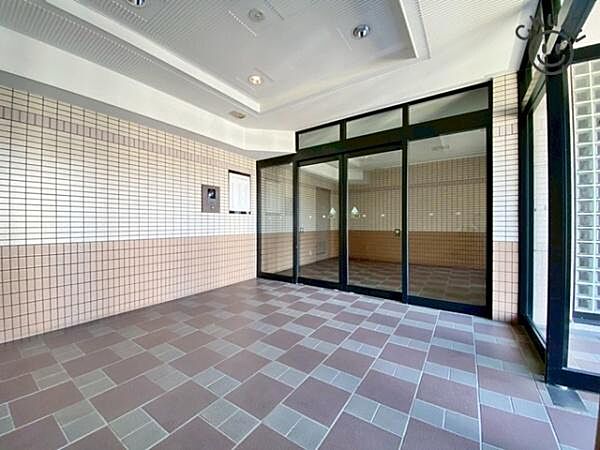 オートロックの解錠には鍵が必要なため、関係者以外の人が簡単には侵入できない仕組みになっています。セールスなどの訪問にも安心です。