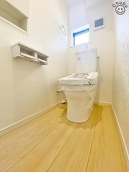 スタンダードな手洗いタンク一体型トイレ！いつも清潔にお使いいただけるよう温水洗浄暖房便座付きのため、快適な毎日を送ることができます！トイレは2ヶ所あるので、忙しい朝の混雑時もスムーズなため大活躍！