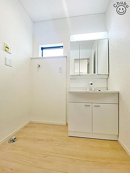 窓もあり風通しのよい洗面脱衣室　鏡の裏にたくさんの小物をしまえる全収納タイプの洗面台です！収納力と機能性に優れた使いやすい設備で、朝の慌ただしい時間でも身支度を快適スムーズに行えます！