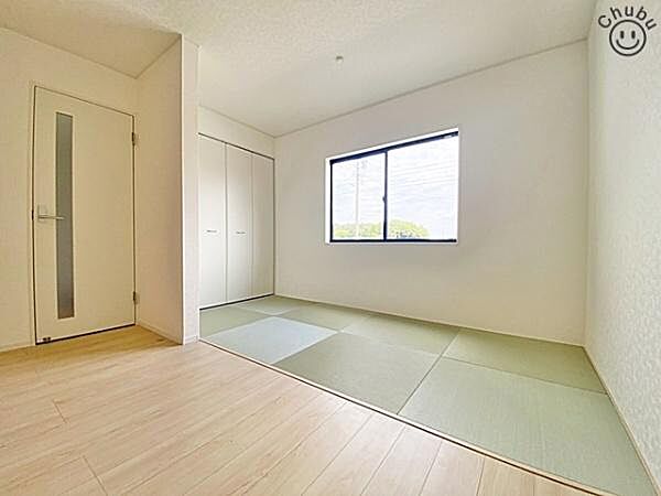 リビングに隣接したタタミコーナーは小さなお子様の遊び場やお昼寝スペース、洗濯物を畳んだりとミセスコーナーとしても使えます。来客時の客室としても利用できるため、あると便利な使い勝手の良い空間です！