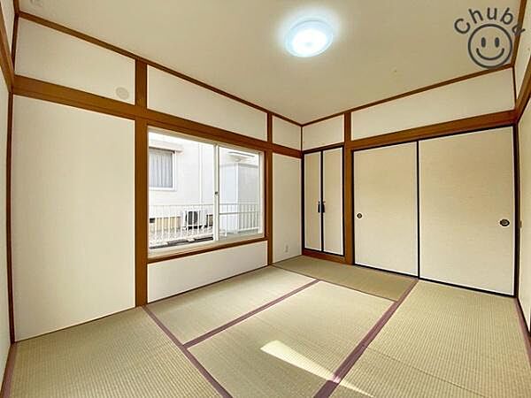 独立した和室は2世帯をご検討中の方にもオススメです。突然の来客にも独立したお部屋は活躍します。大きめの収納もありますので、収納力もしっかり確保しています！