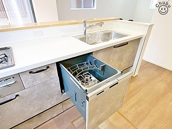 食器洗い乾燥機　食後の家事負担軽減だけでなく節水にも役立ちます！空いた時間をほかの家事にあてることが可能です。 食洗機は食器を洗いながら庫内も洗っているので、使用後のお手入れに手間がかかりません。