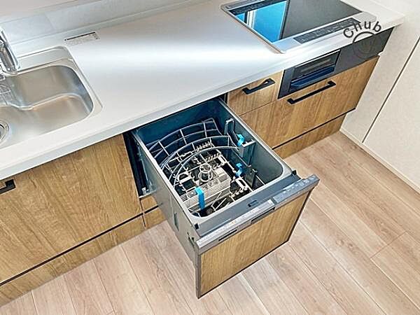 食器洗い乾燥機　食後の家事負担軽減だけでなく節水にも役立ちます！空いた時間をほかの家事にあてることが可能です。 食洗機は食器を洗いながら庫内も洗っているので、使用後のお手入れに手間がかかりません。