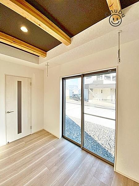 LDKには室内物干。　雨や梅雨の時期でも快適にお洗濯ができるだけなく、冬の寒い日は暖めておくとヒートショック対策にもなります！ゆったり入れる浴槽は一日の疲れを癒してくれる場所です！