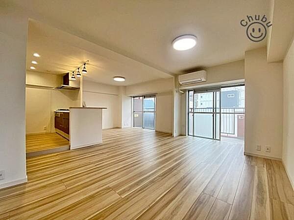 LDK　開放的なリビングは、いつでも快適で、家族で過ごしやすい「憩いの空間」を作り出してくれます。ゆったりとした家族団欒の時間が増えそうな空間です。