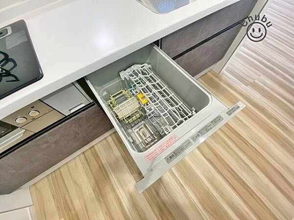 食器洗い乾燥機　食後の家事負担軽減だけでなく節水にも役立ちます！空いた時間をほかの家事にあてることが可能です。 食洗機は食器を洗いながら庫内も洗っているので、使用後のお手入れに手間がかかりません。