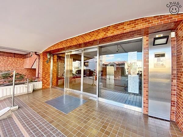 オートロック付きのため、防犯面などがより安心なマンションです！オートロックの解錠には鍵や番号などが必要なため、関係者以外の人が簡単には侵入できない仕組みになっています。セールスなどの訪問にも安心です。