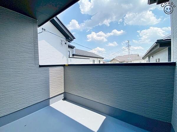 日当たりも良く、毎日のお洗濯が楽しくなりそうなバルコニー！家族分の洗濯物もしっかり干せます。お布団も手軽に干せていつもポカポカ陽気に包まれます。洗濯物も早く乾きそうです！