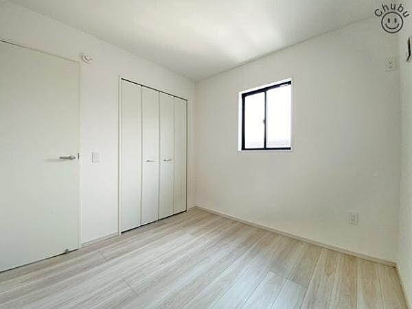家族一人ひとりにあわせたプライベートな空間。充分な広さとクローゼットを設置したお部屋はお子様の成長を促します！お子様の成長を支える、勉強や好きなことに没頭する学びの空間にピッタリです！