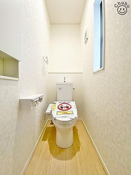 スタンダードな手洗いタンク一体型トイレ！いつも清潔にお使いいただけるよう温水洗浄暖房便座付きのため、快適な毎日を送ることができます！トイレは2ヶ所あるので、忙しい朝の混雑時もスムーズなため大活躍！