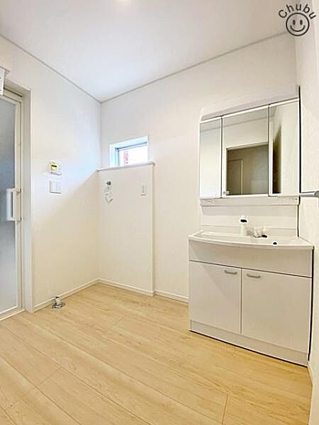 窓もあり風通しのよい洗面脱衣室　鏡の裏にたくさんの小物をしまえる全収納タイプの洗面台です！収納力と機能性に優れた使いやすい設備で、朝の慌ただしい時間でも身支度を快適スムーズに行えます！