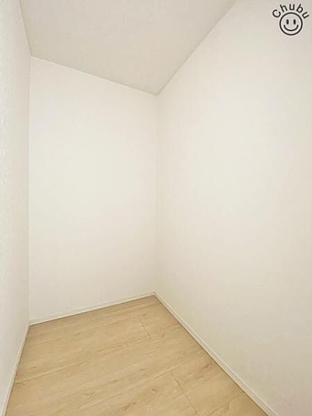 しっかり収納できる大容量のウォークインクローゼットが寝室に設置されています！スーツケースなど大きいものが置け、ご夫婦の衣類や荷物、季節物、思い出の品まで大容量の収納が可能！お家がスッキリ片付きます！