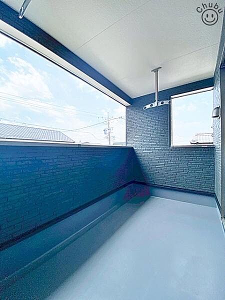 建物の内側に設置されるインナーバルコニーは、天候の影響を受けにくく、急な雨でも洗濯物が濡れにくくなり安心です！お洗濯だけでなく、ちょっとしたリラックスができるゆとりある空間になりそうです！