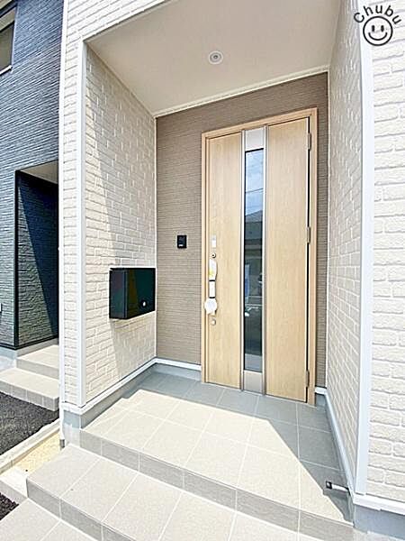 雨の日に安心な屋根付きの玄関ポーチ　上質感漂う玄関へのアプローチ。流行に左右されず、将来にわたって価値が継続する「上質」な佇まい。暮らしを豊かにしてくれる住空間を実現しております！