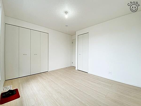 各居室に収納付きです！暮らしやすさを大きく左右する収納を、しっかりと配置しお部屋を最大限広くご活用できるよう工夫しております！通風と採光を考慮した居室空間をより広々と使えます！